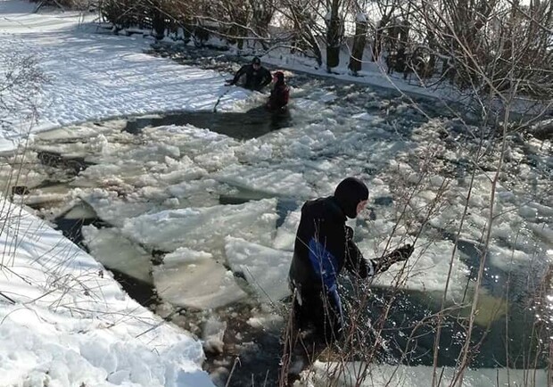 Львівські водолази дістали з річки тіло жінки. Фото: Центральна рятувально-водолазна служба 