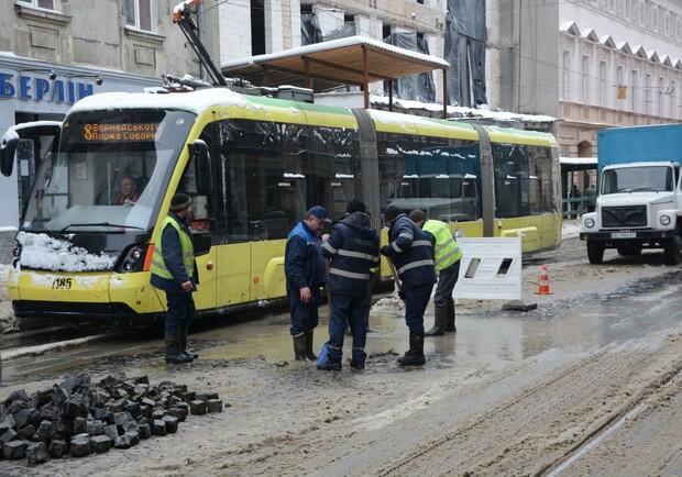 Автобуси та трамваї у Львові курсують за зміненими маршрутами. Фото: Львівська міська рада