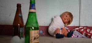 Доки батьки пиячили: у Львові дитина зателефонувала до поліції і попросила їсти