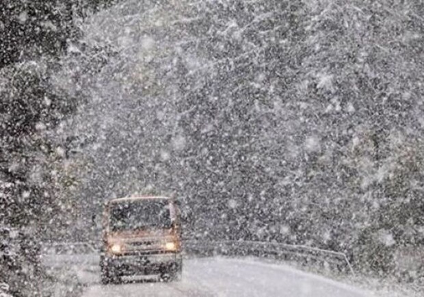 Через снігопад на семи трасах Львівщини обмежили рух вантажівок: перелік. Фото: loda.gov.ua