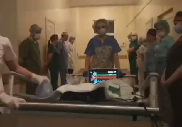 Львівські лікарі віддають останню шану 45-річній донорці органів. Скрінншот з відео