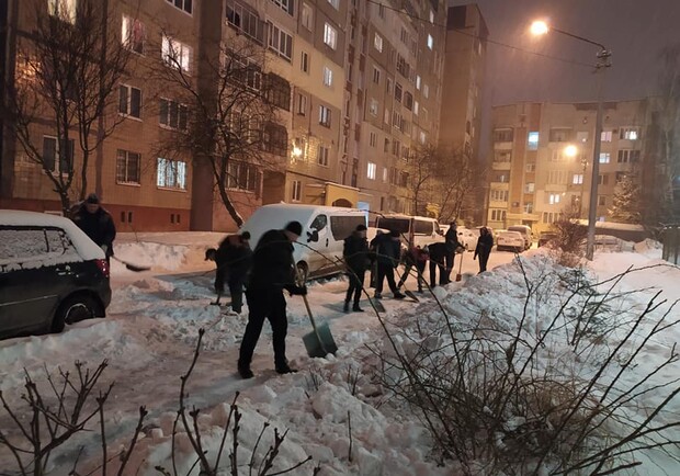 Львів’яни самостійно прибирають сніг у дворах біля власних будинків. Фото: Natalia Yurkiv