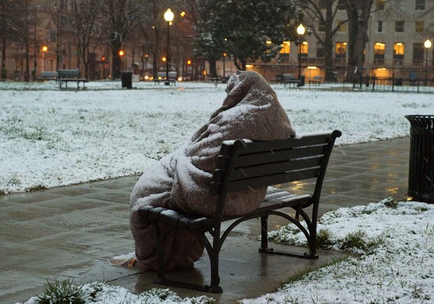 Як допомогти безпритульним людям під час снігопаду. Фото: lvivpost.net (умовне)