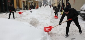 Як в центрі Львова борються зі сніговими заметами: фото, відео