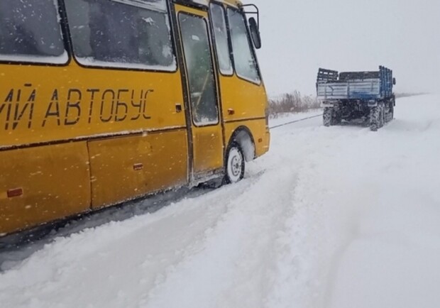На Львівщині рятувальники визволяли шкільні автобуси зі снігових заметів. Фото: ГУ ДСНС Львівщини