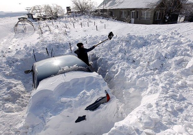 На злобу дня: скільки коштує відкопати автомобіль зі снігу у Львові. Фото: kremen.today