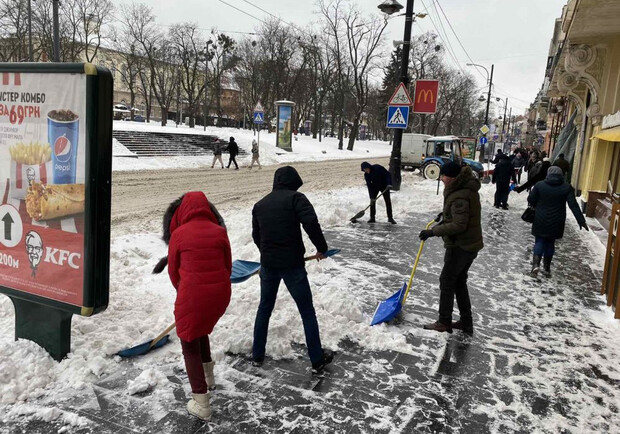 Гуртом і сніг легше відкидати: мер Львова подякував громаді за чисті вулиці. Фото: ulvovi.info. 