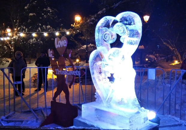 Нове місце для селфі: у Трускавці встановили льодову скульптуру для закоханих. Фото: VG Львів