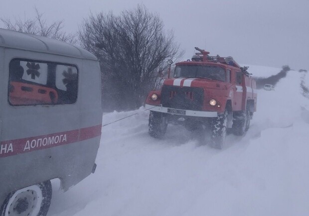 На Самбірщині лікар добирався на виклик пожежним автомобілем. Фото: ГУ ДСНС