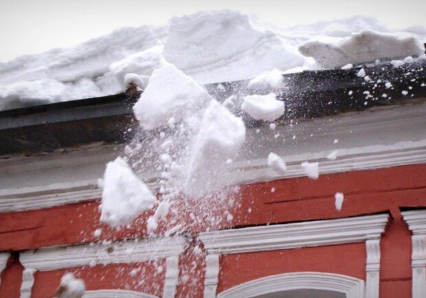 У Львові снігова брила впала з даху і травмувала пішохода. Фото: pinterest