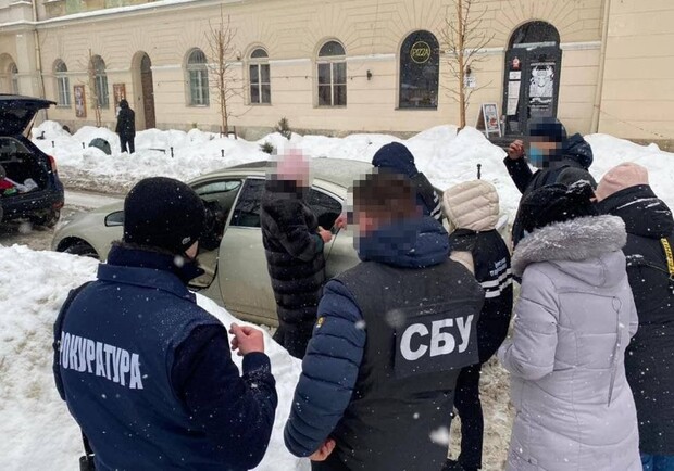 Львівську чиновницю затримали на хабарі. Фото: Служба безпеки України