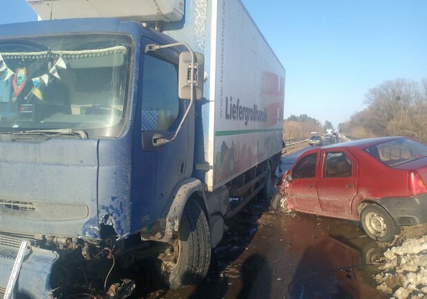 Біля Львова вантажівка розчавила автомобіль. Фото поліції