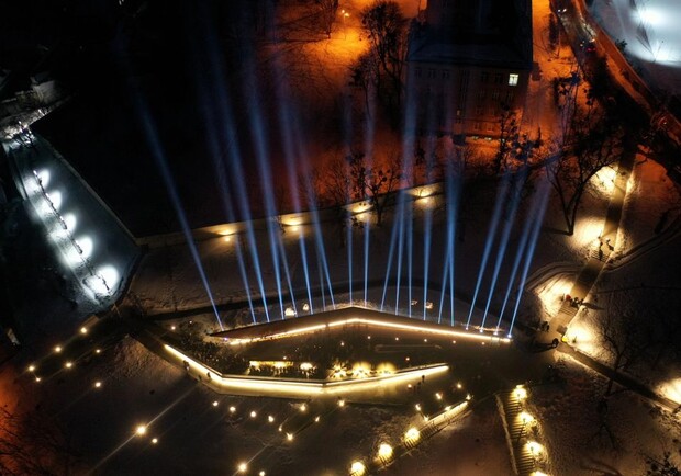 Фото дня: у небо над вечірнім Львовом запустили світлові промені. Фото: Львівська міськрада 