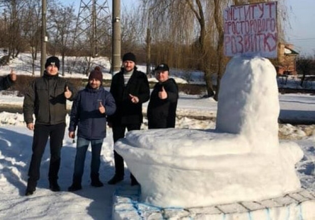 Руки з того місця: що витворяють львів'яни зі снігу. Фото: "Львів без заторів". 
