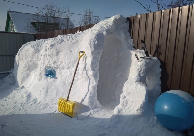 На Сихові чоловік закопав себе у сніг. Фото: Пикабу (умовне)
