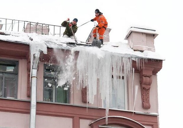 Небезпека зверху: у Львові на жінку впала брила снігу. Фото умовне