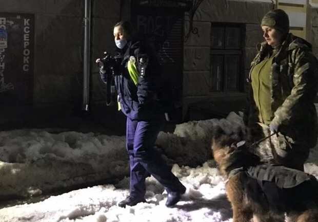 Увечері 24 лютого біля будинку у Дрогобичі знайшли труп чоловіка. Фото: поліції