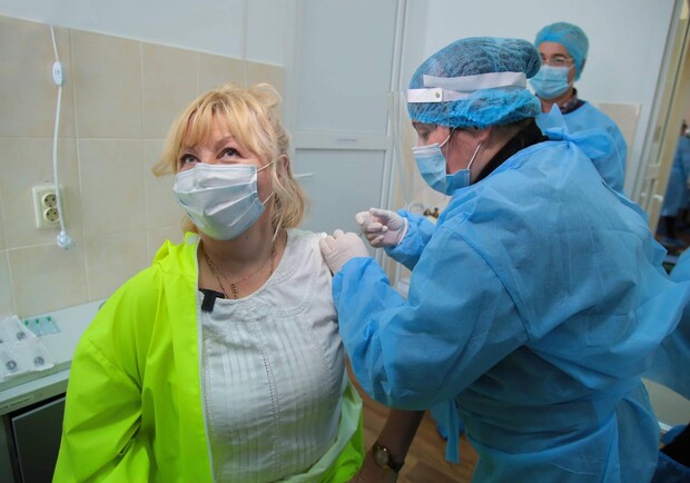 У Львові першими вакцинували двох лікарів. Фото: Максим Козицький