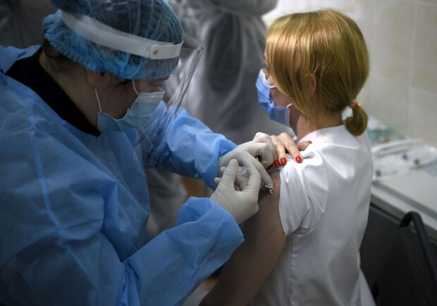 У Львові від коронавірусу вакцинували пів сотні медиків. Фото: Львівська міська рада