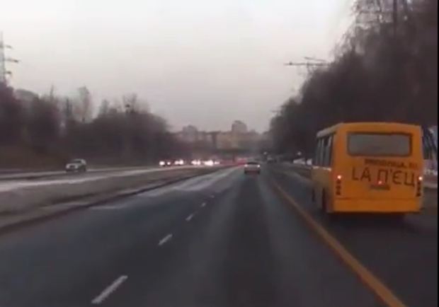 Відмовили гальма: у мережу виклали відео їзди некерованої львівської маршрутки.