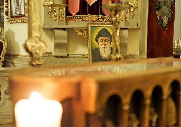 У львівському храмі виставили до почитання гріб з мощами святого Шарбеля. Фото: міськрада