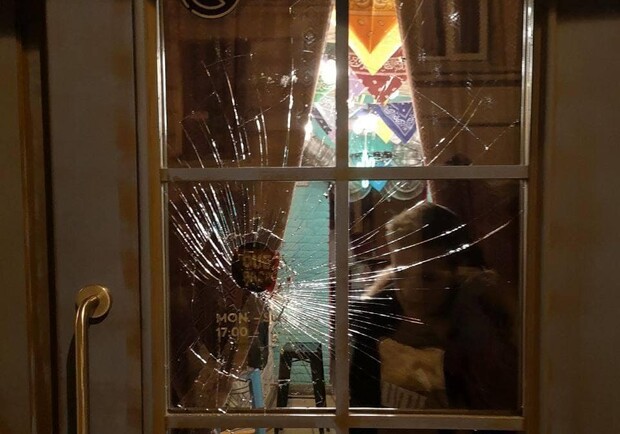 У центрі Львова невідомий чоловік розтрощив головою скляні двері бару. Фото: Варта1