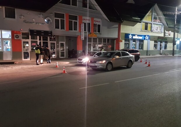 У Винниках на вулиці Галицькій автомобіль збив чоловіка. Фото: поліції 
