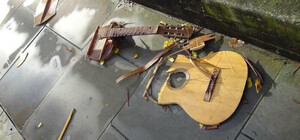 Співали російською: в центрі Львова побили вуличних музикантів та розтрощили інструменти