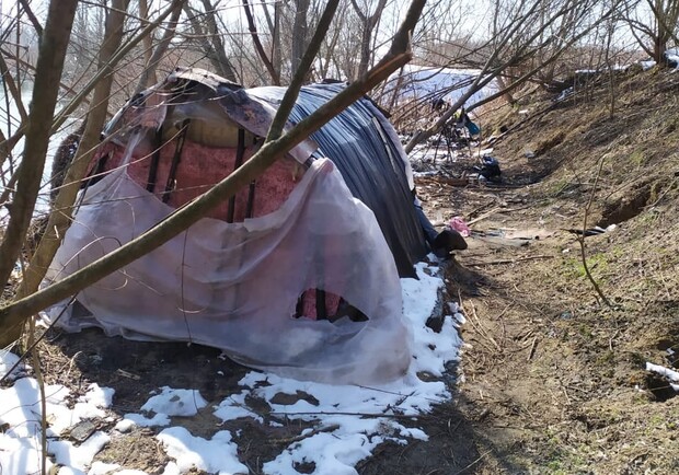 Мама забила на сполох: у саморобному наметі у Дрогобичі знайшли труп. Фото: поліція Львівщини