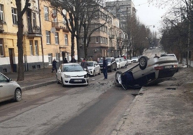 Зранку 15 березня у Львові автомобіль перекинувся на дах. Фото: Варта1