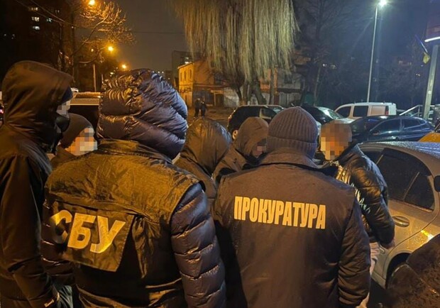 У Львові на вулиці Хвильового затримали поліцейського під час отримання хабара. Фото: прокуратури