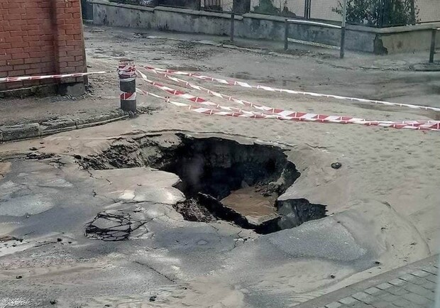Після великого водоспаду на львівській вулиці утворилося провалля: фото і відео. Фото: Варта 1.