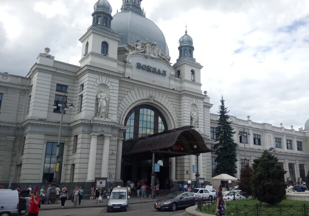 Із залізничного вокзалу у Львові винесли труп. Фото: Вікіпедія (умовне)