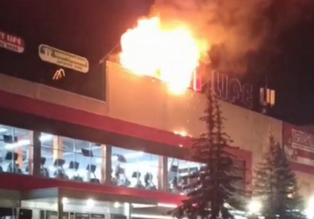 У Львові серед ночі спалахнула вивіска на магазині. Фото: скріншот із відео