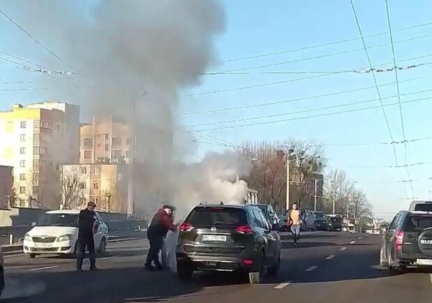 Чого стоїмо: на Городоцькій спалахнув автомобіль. Фото: Варта 1. 
