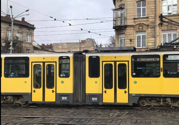 У львівському трамваї помер пасажир. Фото: Львівелектротранс