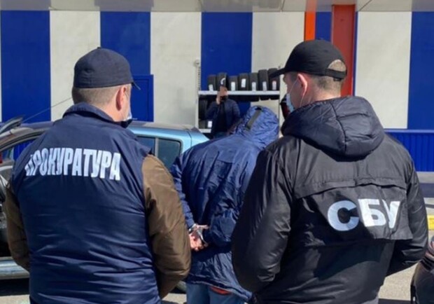 На парковці біля «Епіцентру» у Львові затримали чиновника. Фото прокуратури