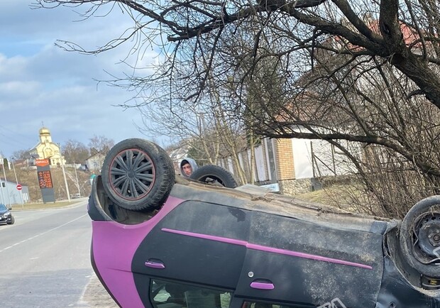 У Залізничному районі Львова внаслідок ДТП автомобіль перекинувся на дах. Фото: Варта1