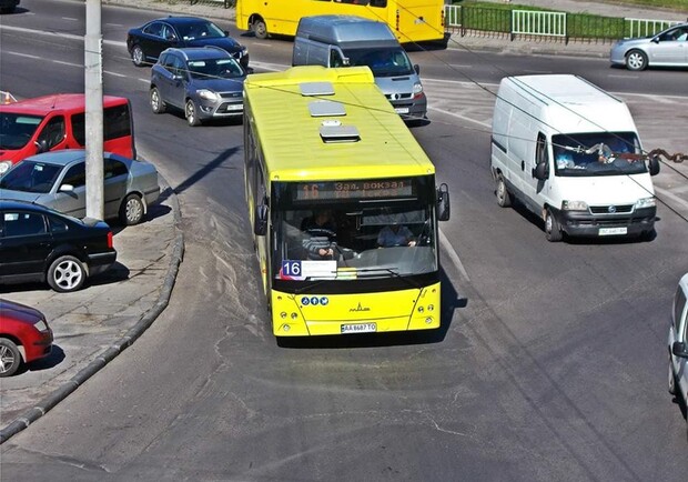 У Львові обмежили курсування громадського транспорту. Фото: АТП1