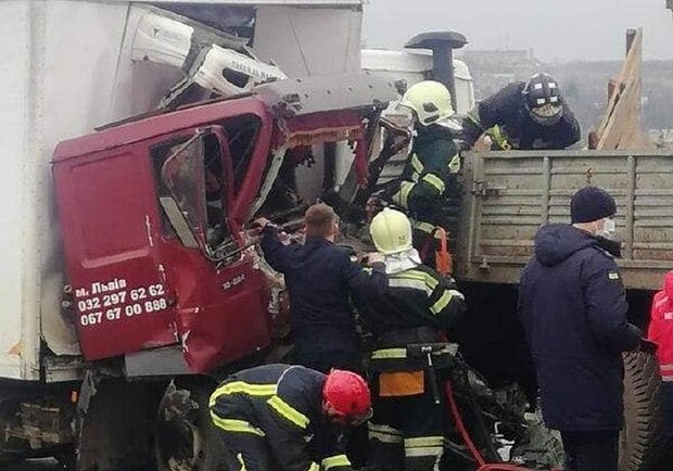 Львівські рятувальники визволили постраждалих із понівеченої вантажівки: фото. Фото: Варта 1.