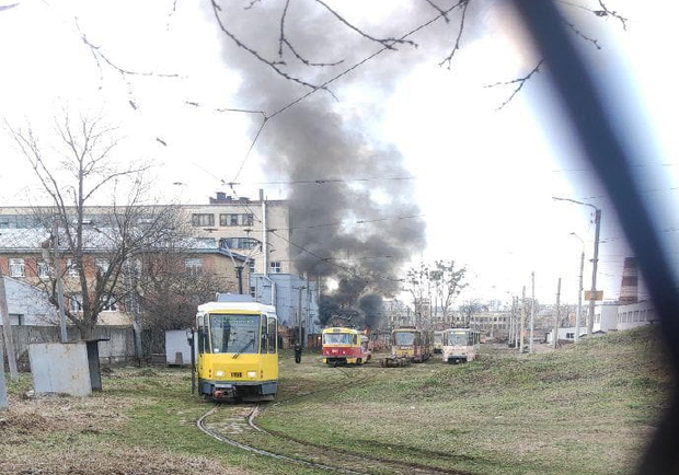 У львівському трамвайному депо на вулиці Промисловій сталась пожежа. Фото: очевидців