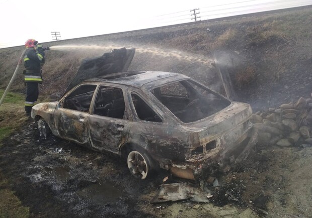 Через підпал сухої трави на Львівщині вщент згоріло авто. Фото: ГУ ДСНС