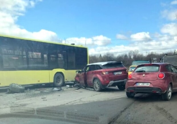 У Львові позашляховик врізався в автобус. Фото: Варта1
