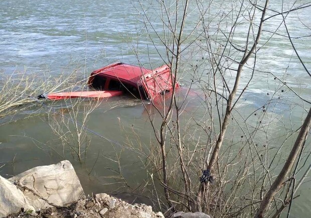 37-річний водій втопив автомобіль в річці Стрий. Фото: ГУ ДСНС