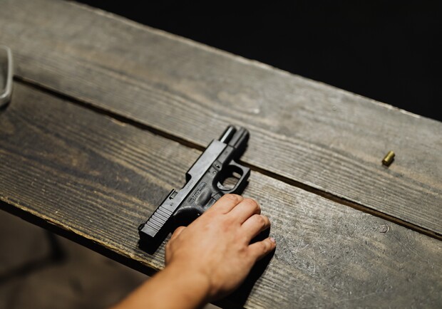 У центрі міста львів'янин несподівано дістав пістолет і почав стріляти. Фото: pexels.com (умовне)