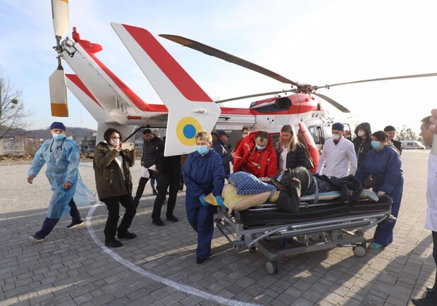 Пацієнтку з Турки доправили до львівської лікарні гелікоптером. Фото: Львівська міська рада