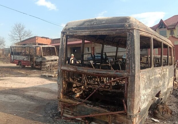 Біля Львова на приватній території згоріли три автобуси. Фото: ZAXID.NET