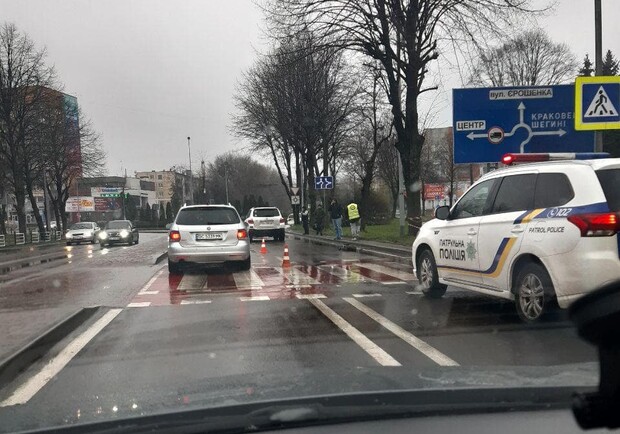 На пішохідному переході у Львові позашляховик на великій швидкості збив чоловіка. Фото: Варта 1.