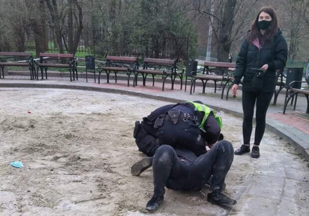 Недільний вечір у Львові: у парку чоловік побив двох патрульних. Фото: Варта 1.