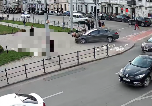 Виїхав на тротуар і збив жінку: у мережу виклали відео ДТП біля "Форуму". Фото: скріншот із відео.